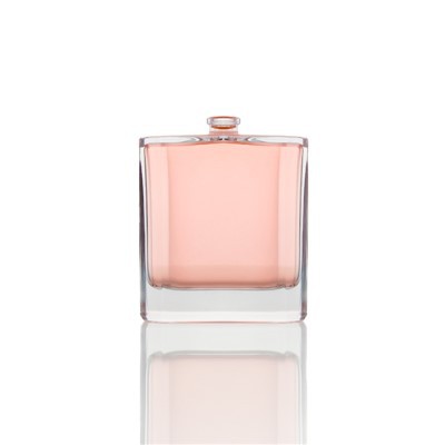 Perfume en botella cuadrada rosa